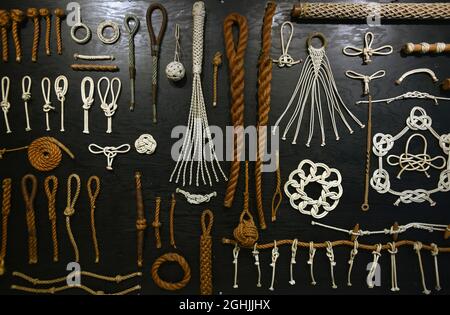 Eine Vielzahl von Beispielen von Arten von Knoten im Seil sind auf einem Knotenbrett im Maritime Museum of British Columbia in Victoira, BC, Kanada, ausgestellt Stockfoto