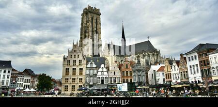 MECHELEN, BELGIEN - 12. Aug 2021: Beeindruckender Grote markt und die St. Rumbold-Kathedrale im Hintergrund in Mechelen, Belgien. Stockfoto