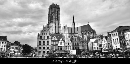 MECHELEN, BELGIEN - 12. Aug 2021: Beeindruckender Grote markt und die St. Rumbold-Kathedrale im Hintergrund in Mechelen, Belgien. Stockfoto