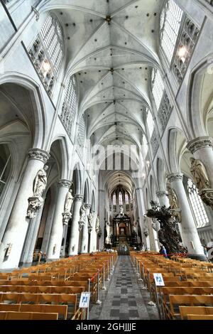 MECHELE, BELGIEN - 12. Aug 2021: Innenraum der Kathedrale von Saint Rumbold. Dies ist ein monolithisches Meisterwerk der brabantinischen Gotik. Stockfoto