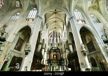 MECHELE, BELGIEN - 12. Aug 2021: Innenraum der Kathedrale von Saint Rumbold. Dies ist ein monolithisches Meisterwerk der brabantinischen Gotik. Stockfoto