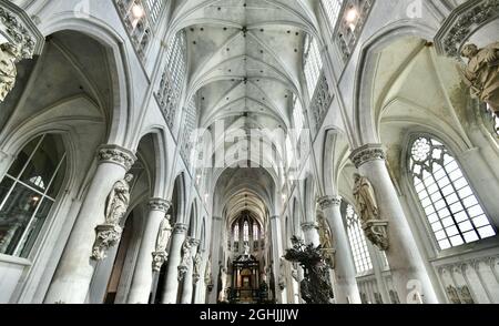 MECHELE, BELGIEN - 12. Aug 2021: Innenraum der Kathedrale von Saint Rumbold. Dies ist ein monolithisches Meisterwerk der brabantinischen Gotik. Stockfoto