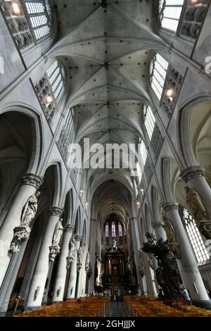 MECHELE, BELGIEN - 12. Aug 2021: Innenraum der Kathedrale von Saint Rumbold. Dies ist ein monolithisches Meisterwerk der brabantinischen Gotik. Stockfoto