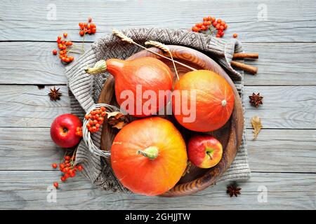 Danksagung. Orangefarbene Hokkaido-Kürbisse, Eberesche, Äpfel, Zimt und Rahmen aus Herbstdekorationen. Flach liegend, Draufsicht auf gealtert, Stockfoto