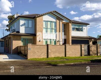 AUCKLAND, NEUSEELAND - 02. Sep 2021: Blick auf das Vorstadthaus in Howick. Auckland, Neuseeland - 2. September 2021 Stockfoto