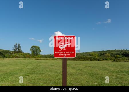 Kein Parkplatz Nothubschrauber Landebereich Schild. Baraboo, Wisconsin, USA. Stockfoto