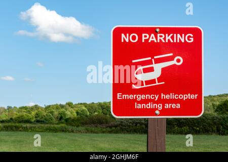 Kein Parkplatz Nothubschrauber Landebereich Schild. Baraboo, Wisconsin, USA. Stockfoto