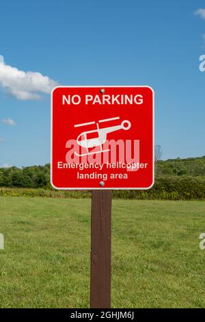 Kein Parkplatz Nothubschrauber Landebereich Schild. Baraboo, Wisconsin, USA. Stockfoto