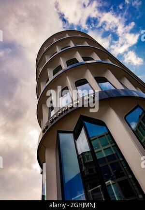 30 Cannon St, ein modernes Bürogebäude in der City of London. Entworfen von Whinney, Son & Austen Hall für Credit Lyonnais, 1974-77. Klasse II aufgeführt. Stockfoto