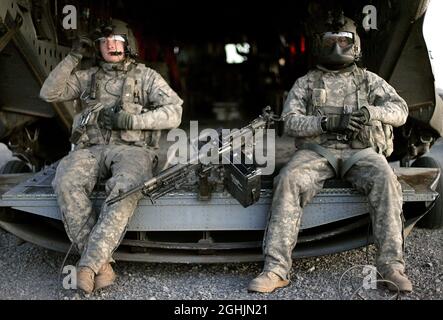 CH-47 die Chefs der Hubschraubercrew von Chinook ruhen während eines Tankstopps in der Provinz Paktika, Afghanistan, am 18. Dezember auf der Rampe. Stockfoto