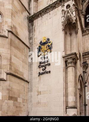 The Royal Courts of Justice (The Law Courts) in The Strand, London, entworfen von der George Edmund Street; mit Wappen und Schild Stockfoto