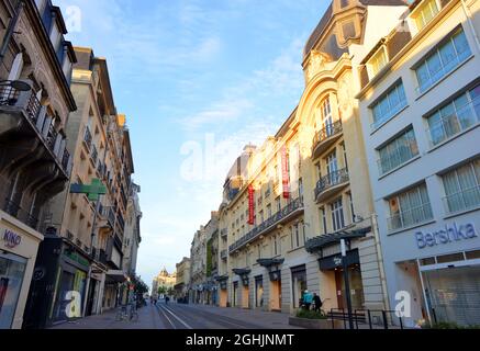 Reims, Frankreich, rue du Vesle, Häuser und Geschäfte im Abendlicht Stockfoto