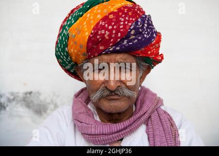 Porträt eines Rajasthani-Mannes in Bikaner, Rajasthan, Indien Stockfoto
