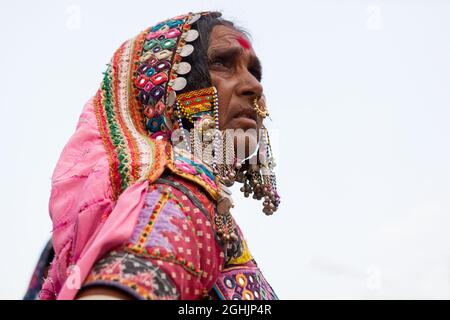 Porträt einer Frau aus Lambani (einem nomadischen Stamm) in Bijapur, Karnataka, Indien Stockfoto