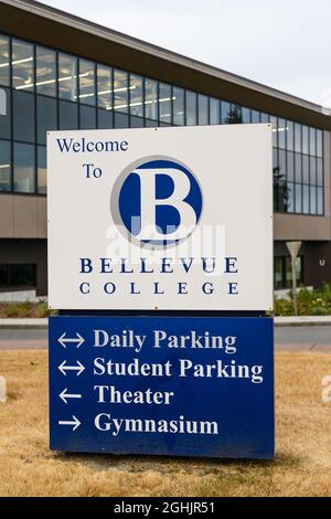 Bellevue, WA, USA - 06. September 2021; Bellevue College Eingangsschild im östlichen Vorort von Seattle, Bellevue. Das Schild gibt Richtungsinformationen Stockfoto