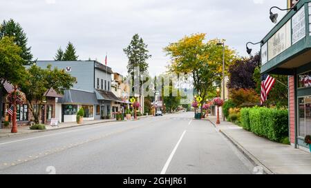 Issaquah, WA, USA - 06. September 2021; Front Street in Issaquah Washington, als die ersten Anzeichen des Sturzes im historischen Viertel auftauchen Stockfoto