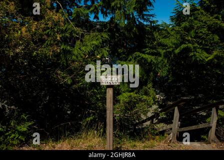 Schild mit Strandzugang an der Starvation Bay in Trincomali auf North Pender Island, British Columbia, Kanada Stockfoto