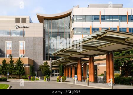 Issaquah, WA, USA - 06. September 2021; Eingang zum Campus des Swedish Medical Center in den Issaquah Highlands im U-Bahnhof Seattle. Dies ist ein modernes Hotel Stockfoto