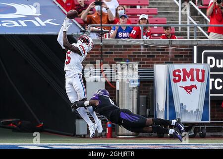 Dallas, Texas, USA. September 2021. Der Southern Methodist Mustangs Wide Receiver Danny Gray (5) im Einsatz während des Spiels zwischen den Abilene Christian Wildcats und den SMU Mustangs im Gerald J. Ford Stadium in Dallas, Texas. (Bild: © Dan Wozniak/ZUMA Press Wire) Stockfoto