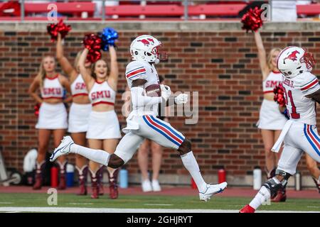 Dallas, Texas, USA. September 2021. Der Southern Methodist Mustangs Wide Receiver Danny Gray (5) im Einsatz während des Spiels zwischen den Abilene Christian Wildcats und den SMU Mustangs im Gerald J. Ford Stadium in Dallas, Texas. (Bild: © Dan Wozniak/ZUMA Press Wire) Stockfoto