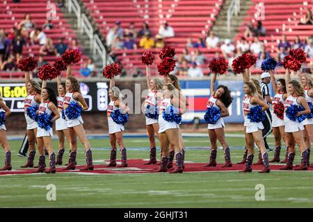 Dallas, Texas, USA. September 2021. SMU Cheerleaders in Aktion während des Spiels zwischen den Abilene Christian Wildcats und den SMU Mustangs im Gerald J. Ford Stadium in Dallas, Texas. (Bild: © Dan Wozniak/ZUMA Press Wire) Stockfoto