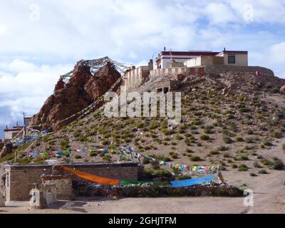 Chiu Gompa, ein kleines tibetisches Kloster auf den Klippen eines steilen roten Hügels am Manasarovarsee, in der Nähe von Darchen, Mt Kailash Basis, Tibet Stockfoto