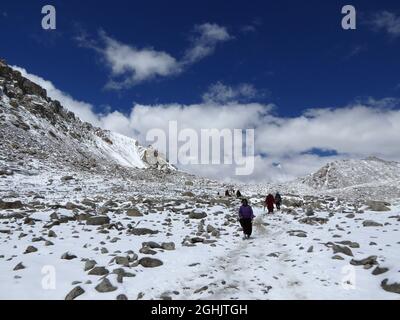 Pilger, die sich vom Drolma Pass (5640 m), dem höchsten Punkt der Wanderung um den Kailash, der Autonomen Region Tibet, China, begeben Stockfoto