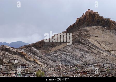 Ansicht des Gyantse Dzong und der Festungsmauer, mit der Stadt Gyantse im Vordergrund, Präfektur Shigatse, Autonome Region Tibet Stockfoto