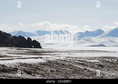 Ansicht der schneebedeckten Nyenchen Tanglha Berge Mitte Oktober vom Namtso See, Damxung County, Autonome Region Tibet Stockfoto