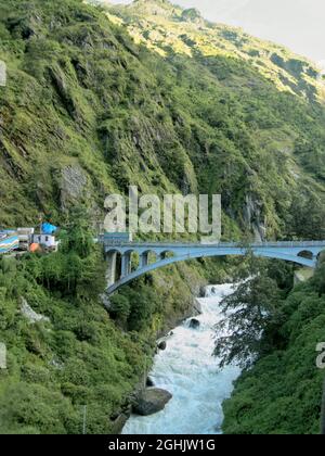 Ansicht der Sino-Nepal Freundschaftsbrücke über den Sunkoshi Fluss, mit Nepal auf der linken Seite und Tibet/China auf der rechten Seite - Sep 2014 Stockfoto