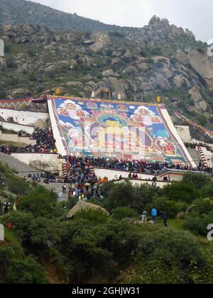 Enthüllung eines riesigen Thangka-Gemäldes des des Maitreya Buddha im Kloster Drepung, Berg Gephel, Lhasa, Autonome Region Tibet - Aug 2014 Stockfoto