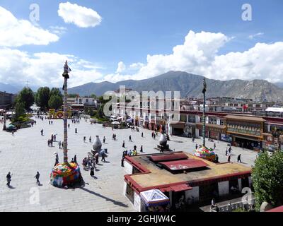 Blick auf den Barkhor-Platz vom Dach des Jokhang-Klosters, mit dem Potala-Palast in der Ferne, Lhasa, Tibet - Aug 2014 Stockfoto