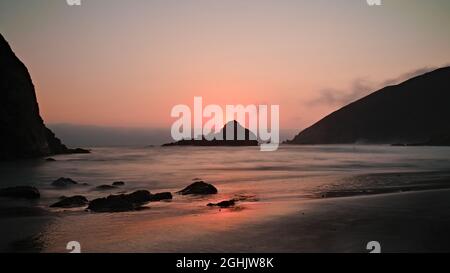 Schöner Blick auf die felsigen Klippen am Pfeiffer Beach in Kalifornien, USA Stockfoto