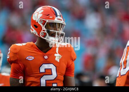 4. September 2021: Frank Ladson Jr. (2), Breitempfänger von Clemson Tigers, erwärmt sich vor dem Duke's Mayo Classic 2021 im Bank of America Stadium in Charlotte, NC. (Scott Kinser/Cal Sport Media) Stockfoto