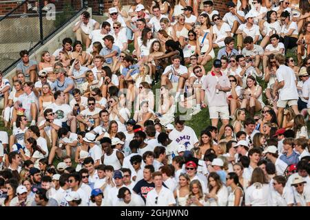 Dallas, Texas, USA. September 2021. Fans packen das Stadion während des Spiels zwischen den Abilene Christian Wildcats und den SMU Mustangs im Gerald J. Ford Stadium in Dallas, Texas. (Bild: © Dan Wozniak/ZUMA Press Wire) Stockfoto