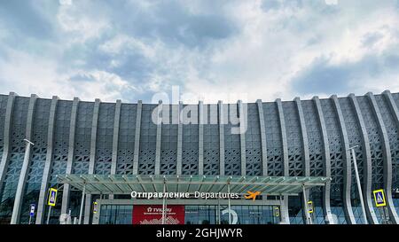 Simferopol, Krim-23. Juni 2021: Die Fassade des modernen Flughafengebäudes. Stockfoto