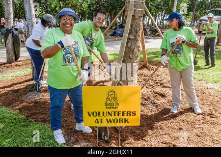 Miami Beach, Florida, Hands-on-HandsAm Miami Day, ehrenamtliche Freiwillige, die Teamarbeit leisten, North Beach Oceanside Park, schwarzafrikanische hispanische Frau fema Stockfoto