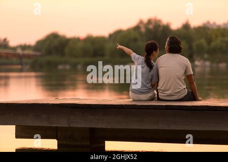 Gerne reifes Paar Relaxen im Park Stockfoto