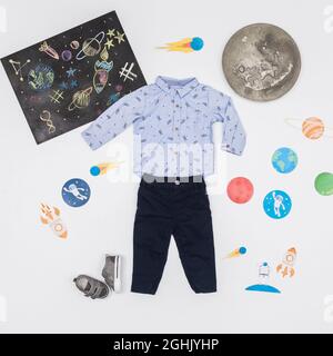 Men's Children's Fashion - Kleidung für Jungen; Foto auf weißem Hintergrund. Stockfoto