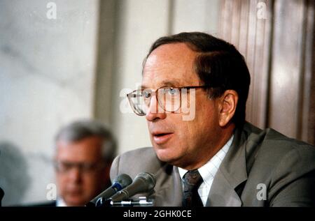 Der US-Senator Sam Nunn (Demokrat von Georgien), Vorsitzender des US-Senatsausschusses für bewaffnete Dienste, führt die Bestätigungsverhandlung durch, in der die Ernennung von US-Armeegeneral Colin L. Powell zum Vorsitzenden der Joint Chiefs of Staff auf dem Capitol Hill in Washington, DC am 20. September 1989 berücksichtigt wird. General Powell wurde vom US-Präsidenten George H.W. nominiert Bush tritt die Nachfolge des US-Navy-Admiral William J. Crowe an.Quelle: Howard L. Sachs / CNP /MediaPunch Stockfoto