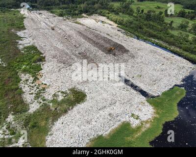 Luftaufnahme Mülldeponie riesige Mülldeponie Umweltverschmutzungsproblem, Draufsicht auf Kunststoff und andere Industrieabfälle ökologische Katastrophe aus Stockfoto