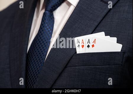 Eine Poker-Ass-Karte in der Tasche einer Farbe. Stockfoto