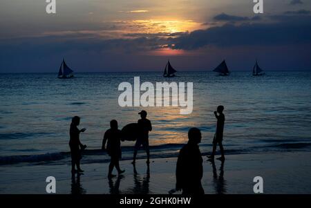 Ein romantischer Sonnenuntergang am Strand der Insel Boracay, Provinz Aklan, Philippinen. Stockfoto