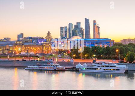Moskau City Skyline Geschäftsviertel und Moskau Fluss in Russland Bei Sonnenuntergang Stockfoto