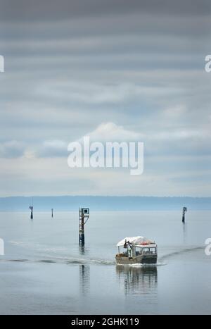Crab Boat Rückkehr Boundary Bay BC. Ein Krabbenboot, das von der Einstellung von Krabbenköpfen in Boundary Bay zurückkehrt. Stockfoto