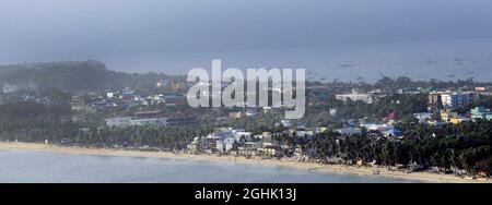Luftaufnahme des Long Bulabog Beach in Boracay, Philippinen. Stockfoto