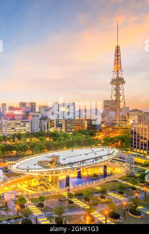 Skyline der Innenstadt von Nagoya in Japan bei Dämmerung Stockfoto