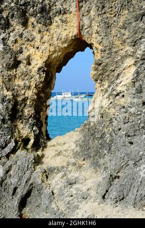 Loch in den Felsen in Boracay, Philippinen. Stockfoto