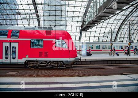 DB- oder Deutsche Bahn-Zug am Terminal des Berliner Hauptbahnhofs, der sich auf dem Gelände des Lehrter B befindet Stockfoto