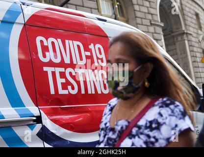 New York, USA. September 2021. Ein Fußgänger geht an einem mobilen Testgelände des COVID-19 in New York, USA, vorbei, 6. September 2021. Die Gesamtzahl der COVID-19-Fälle in den Vereinigten Staaten stieg am Montag nach Angaben der Johns Hopkins University auf 40 Millionen. Quelle: Wang Ying/Xinhua/Alamy Live News Stockfoto